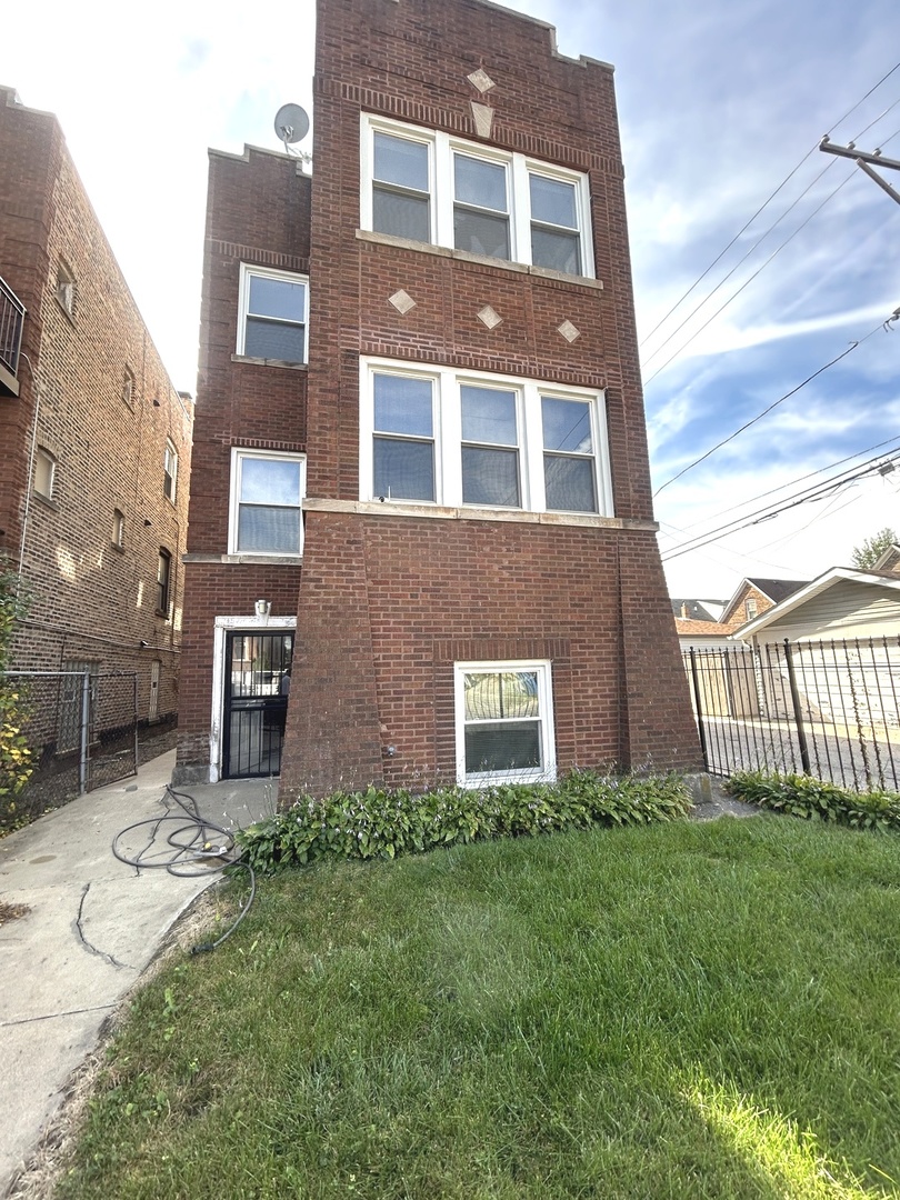 3247 W Thomas Street, Chicago, IL 60651