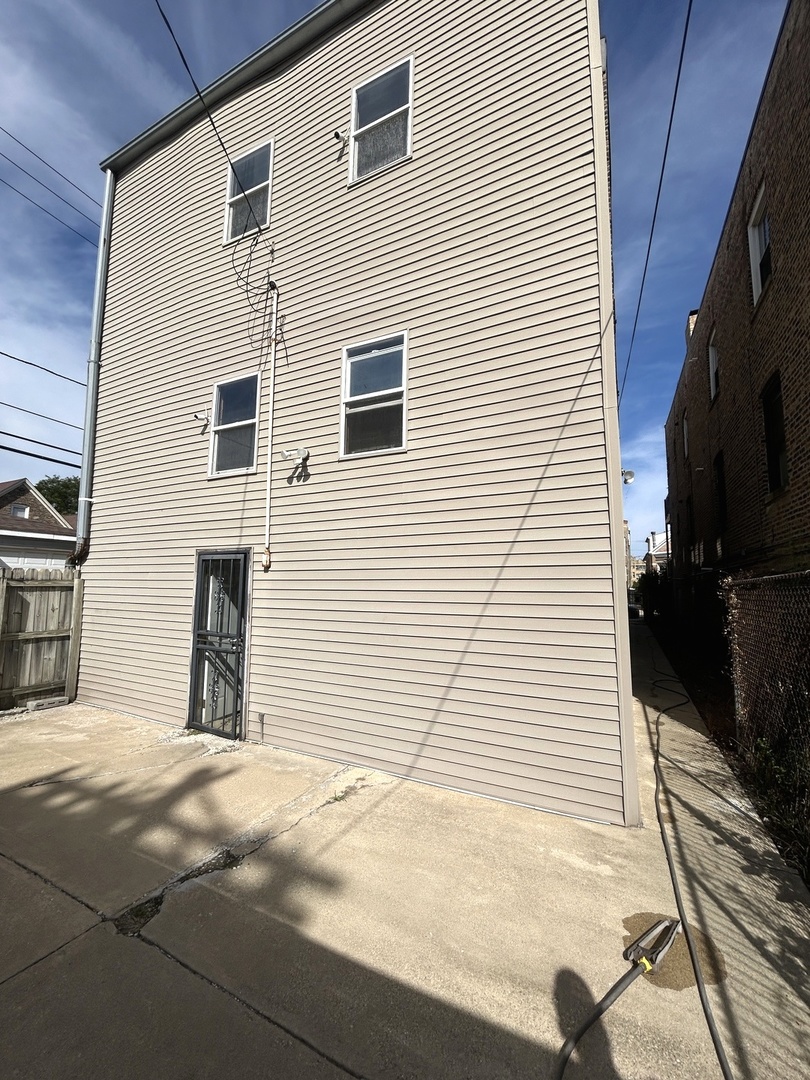 3247 W Thomas Street, Chicago, IL 60651