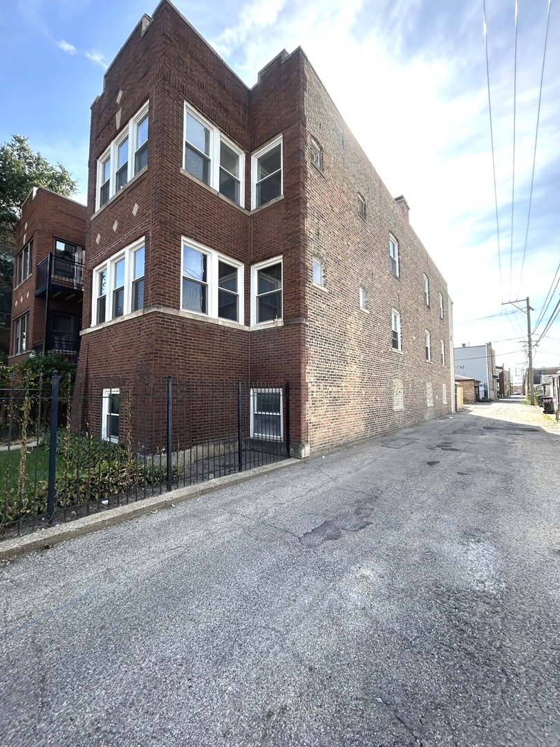 3247 W Thomas Street, Chicago, IL 60651