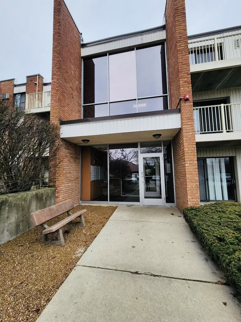 300 W Fullerton Avenue #222, Addison, IL 60101
