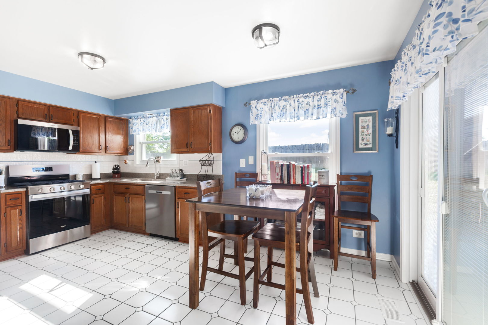 9 Arthur Court, Streamwood, IL 60107