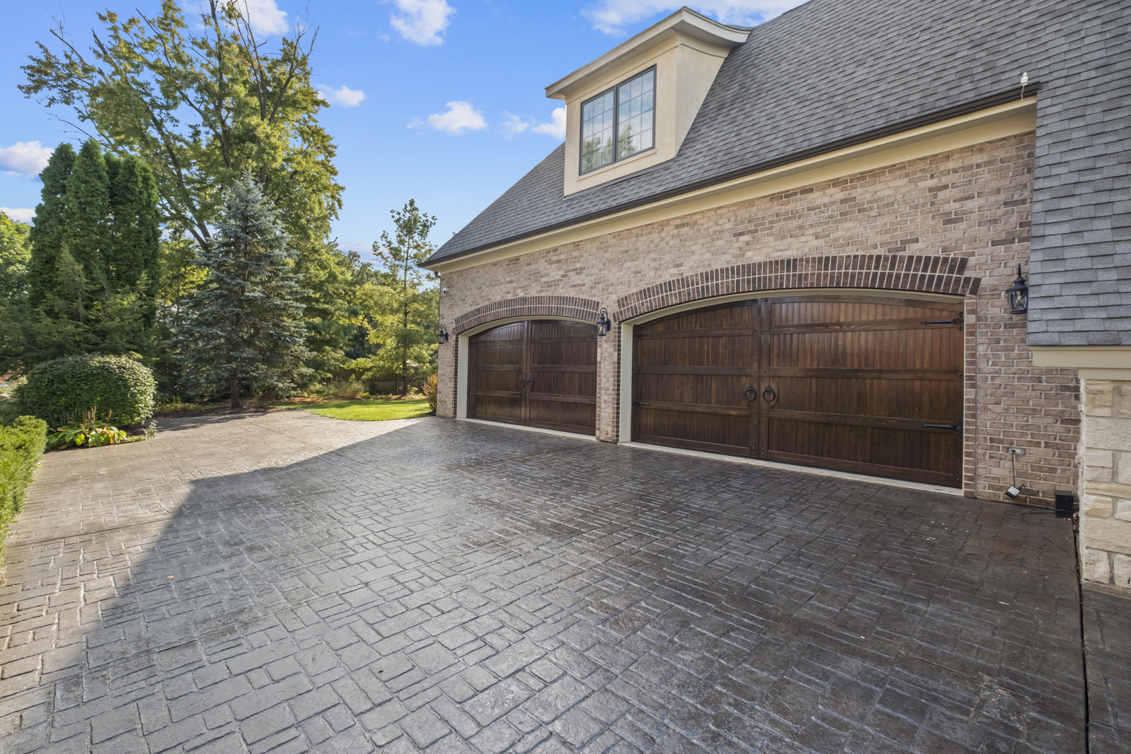 17W033 87th Street, Willowbrook, IL 60527