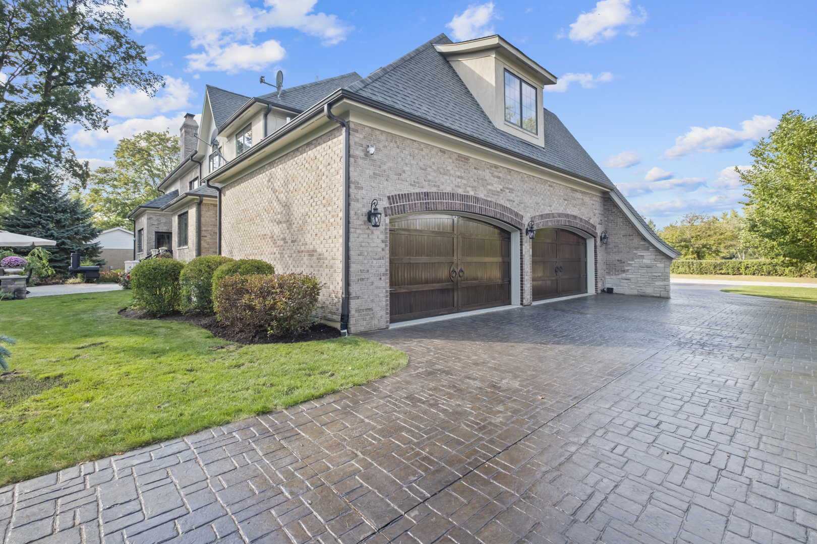 17W033 87th Street, Willowbrook, IL 60527