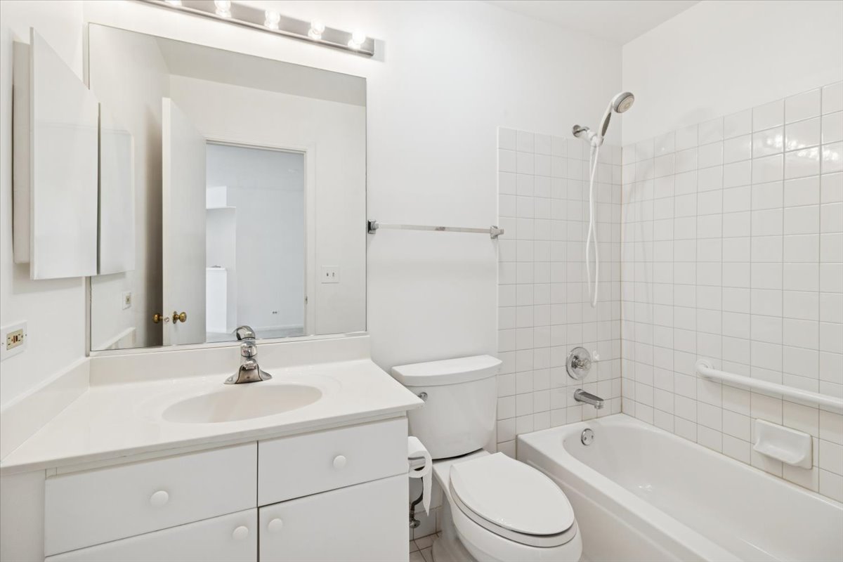 805 Leicester Road #118, Elk Grove Village, IL 60007