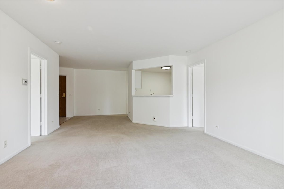 805 Leicester Road #118, Elk Grove Village, IL 60007