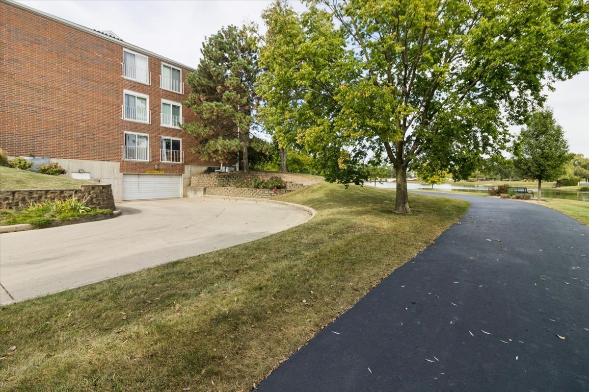 805 Leicester Road #118, Elk Grove Village, IL 60007