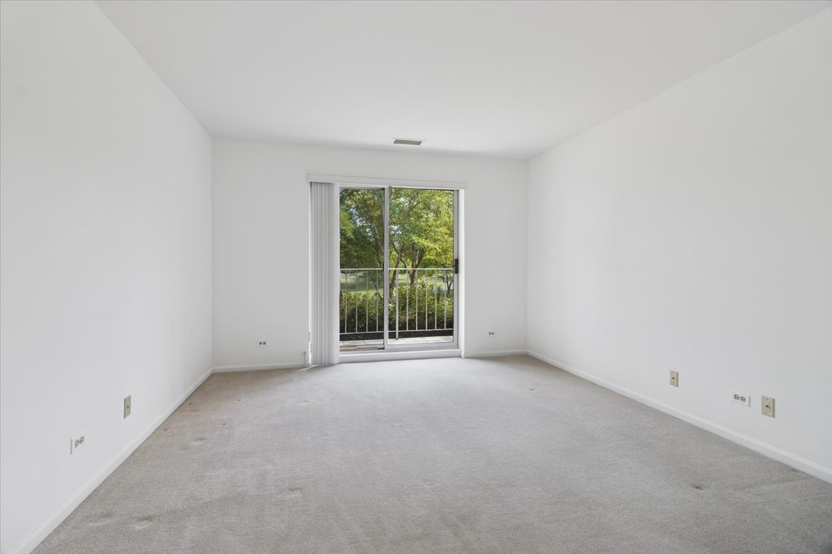 805 Leicester Road #118, Elk Grove Village, IL 60007