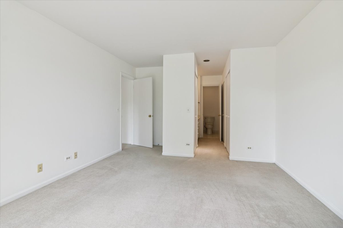 805 Leicester Road #118, Elk Grove Village, IL 60007