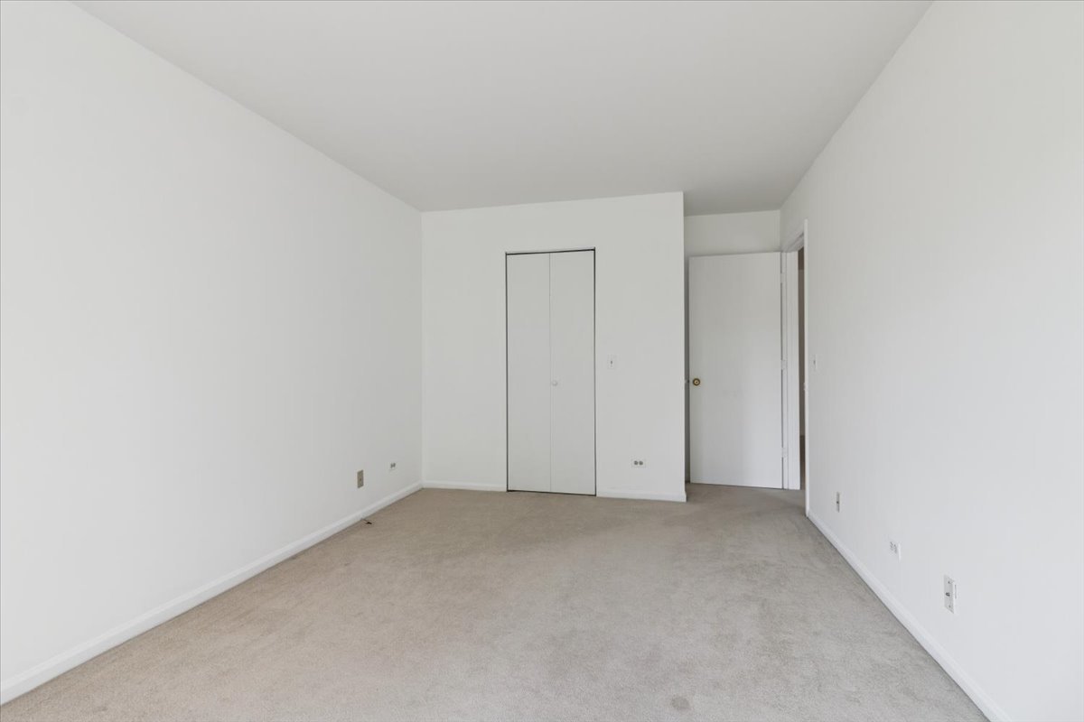 805 Leicester Road #118, Elk Grove Village, IL 60007