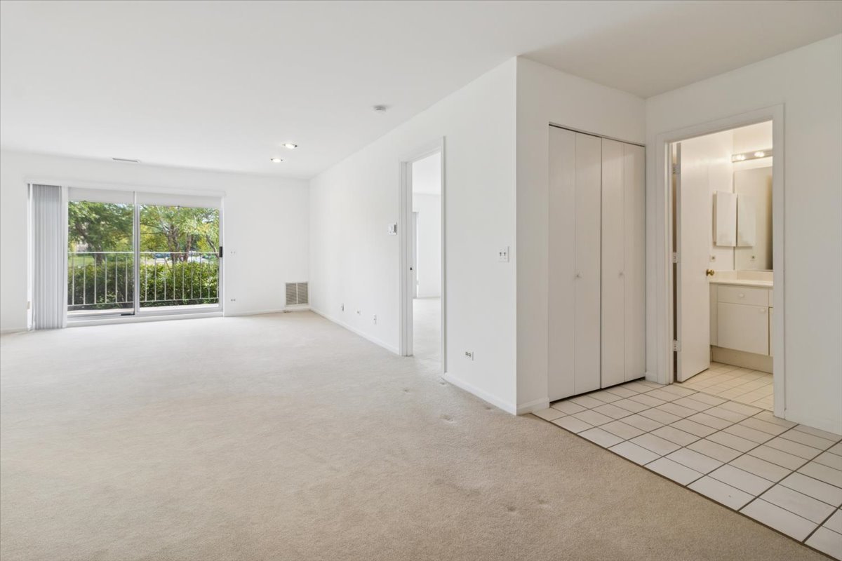 805 Leicester Road #118, Elk Grove Village, IL 60007