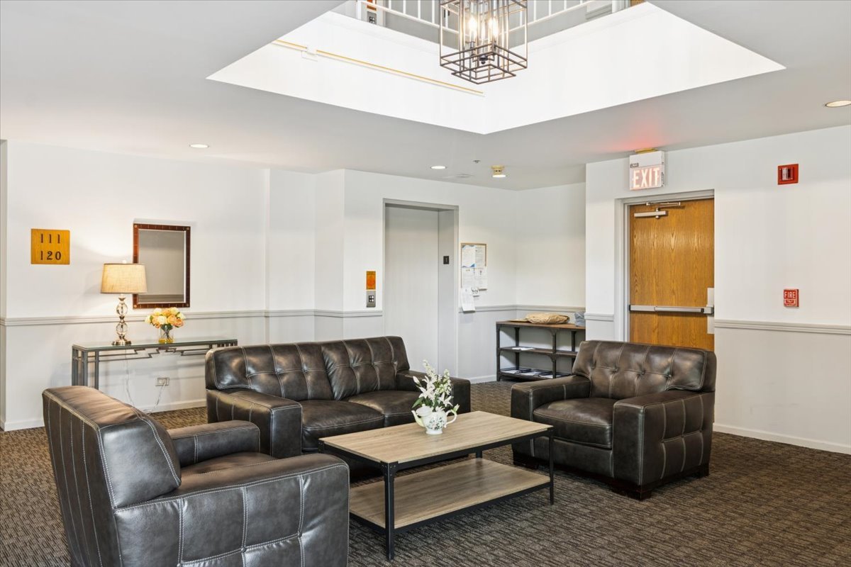 805 Leicester Road #118, Elk Grove Village, IL 60007