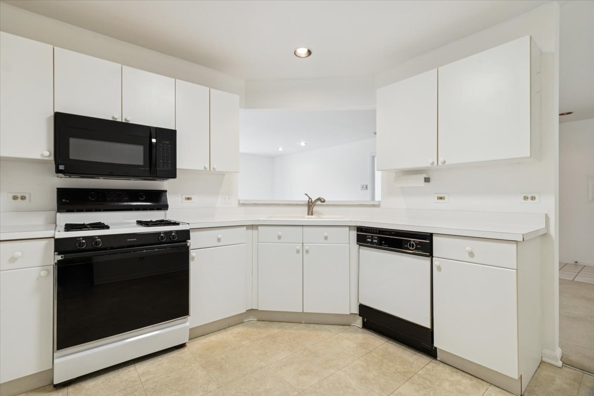 805 Leicester Road #118, Elk Grove Village, IL 60007