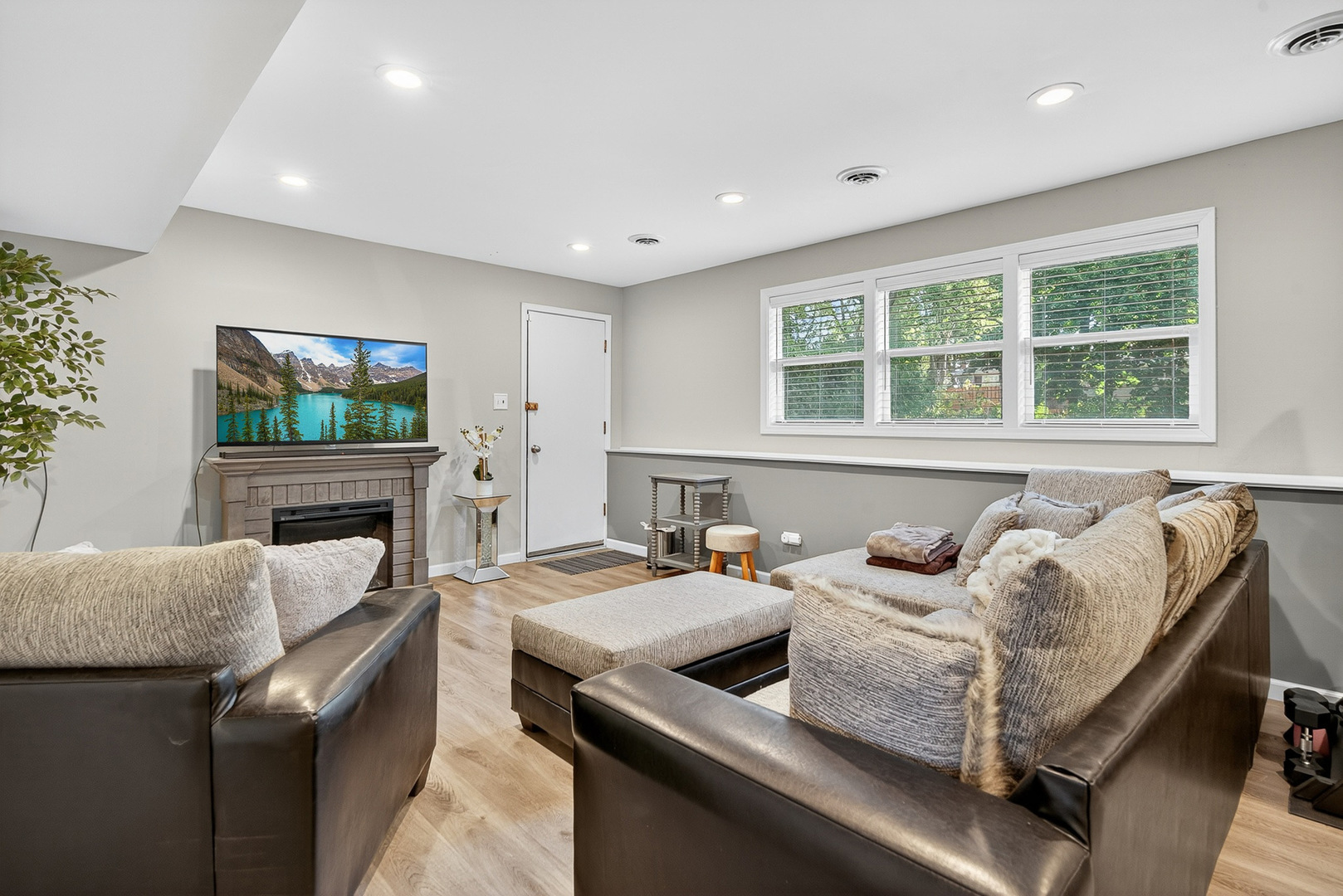 612 Edgebrook Drive, Shorewood, IL 60404