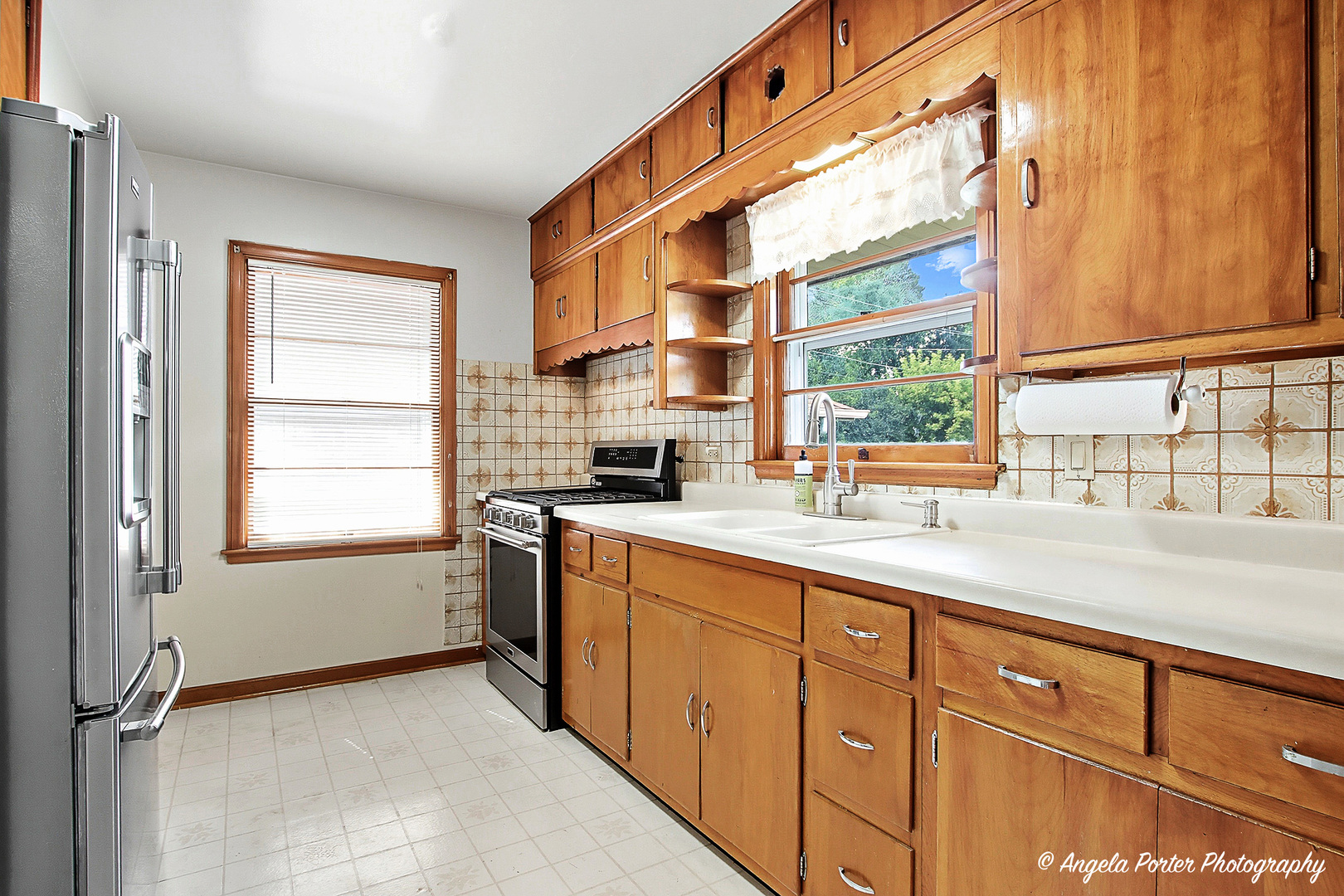 2029 Lloyd Avenue, Waukegan, IL 60085