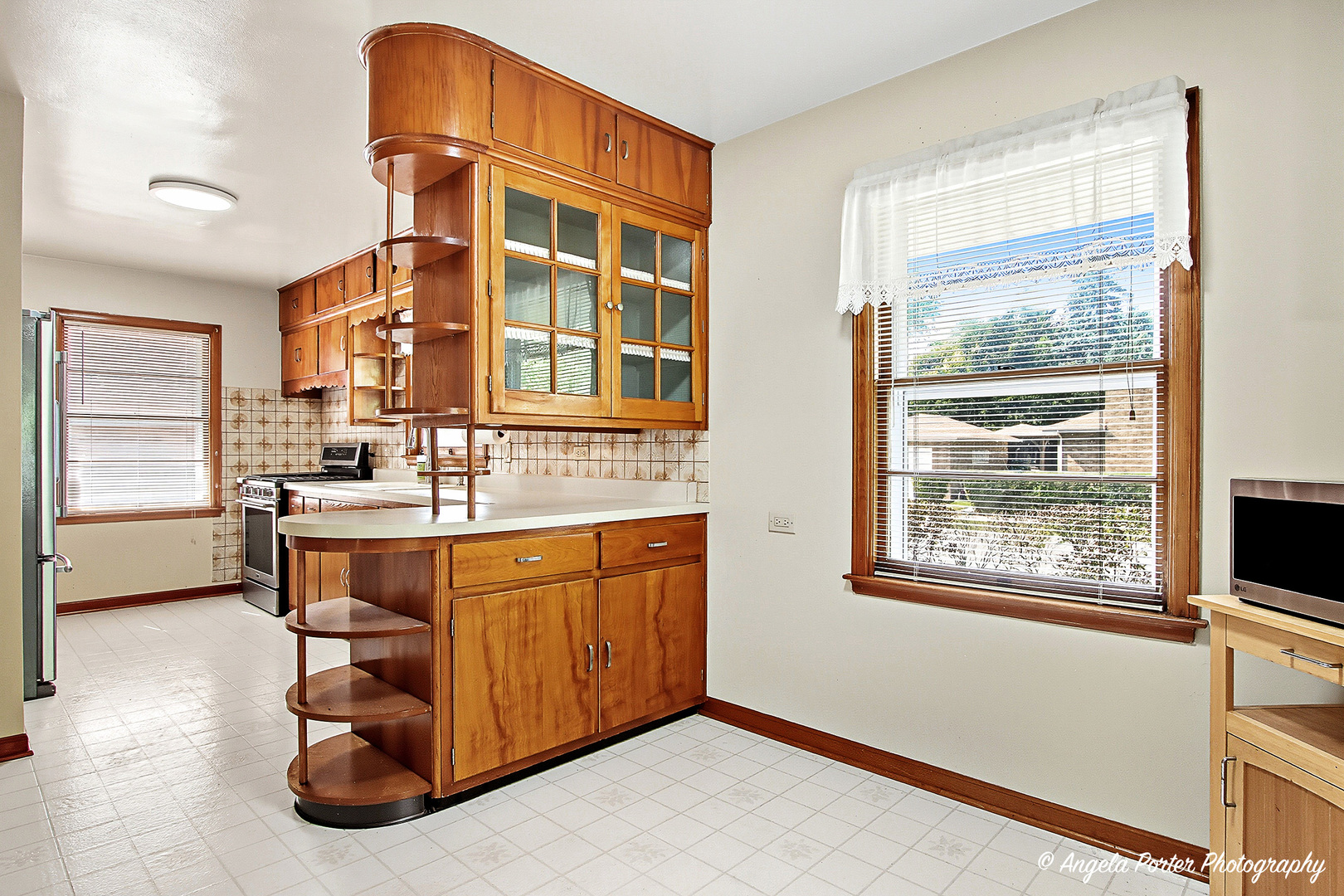 2029 Lloyd Avenue, Waukegan, IL 60085