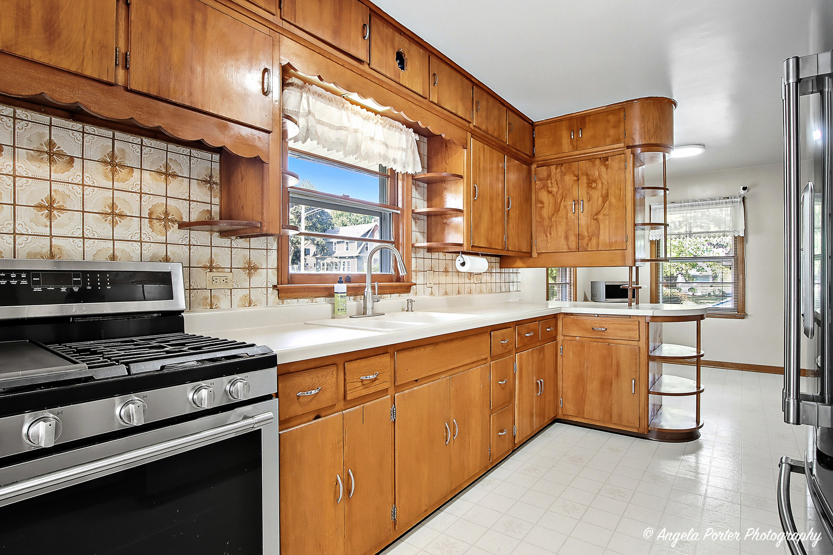 2029 Lloyd Avenue, Waukegan, IL 60085