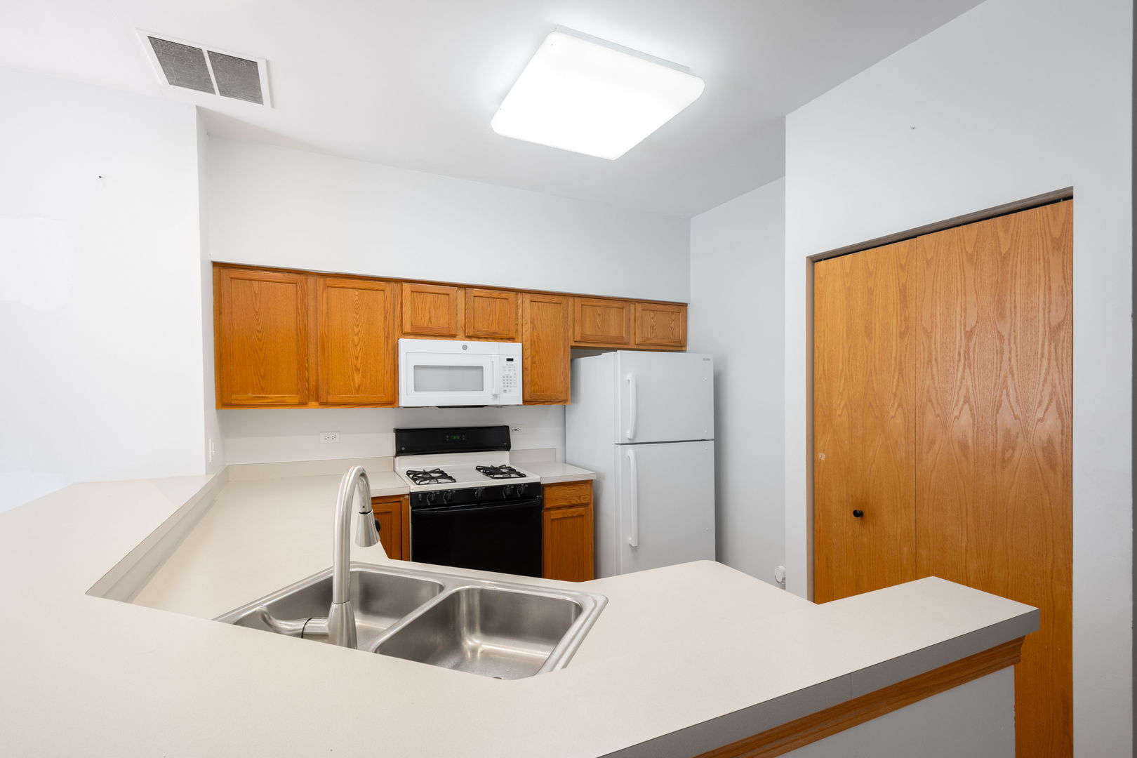 2877 Stonewater Drive #2877, Naperville, IL 60564