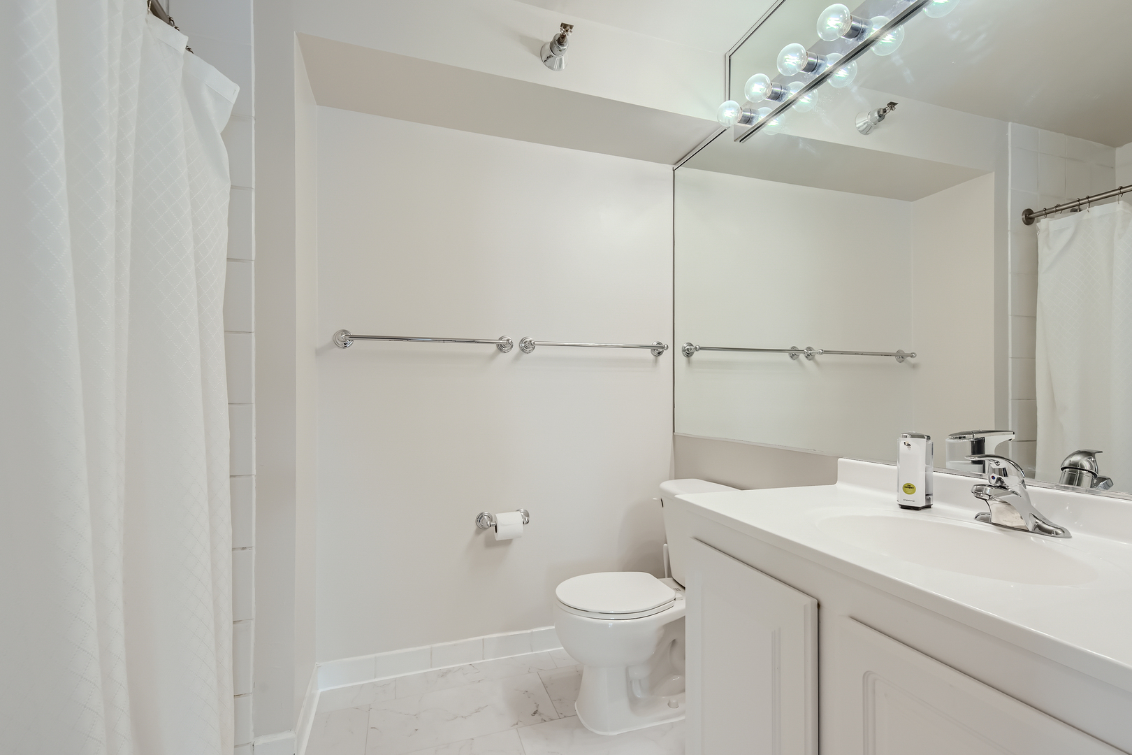 345 N La Salle Drive #2701, Chicago, IL 60654