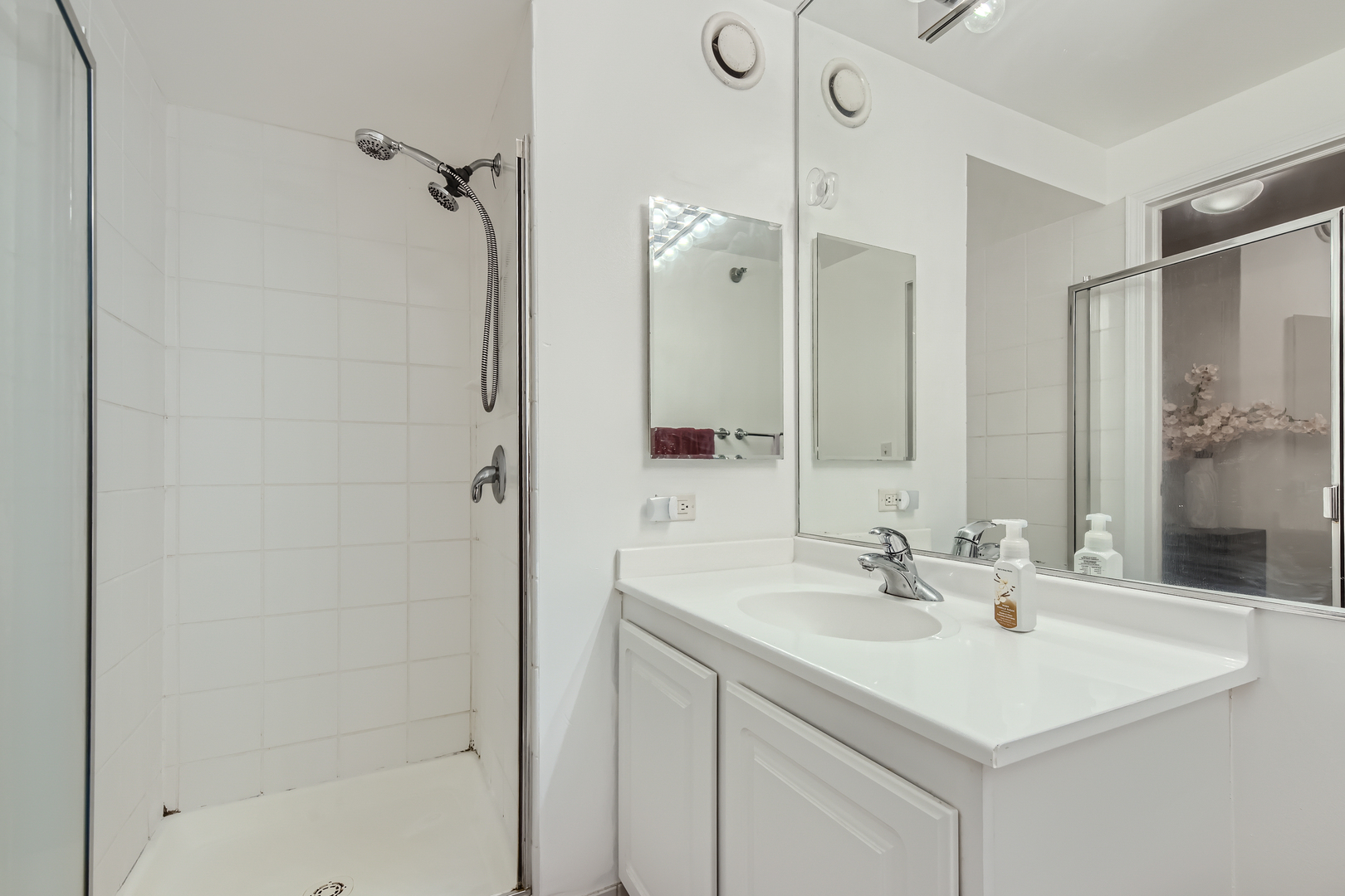345 N La Salle Drive #2701, Chicago, IL 60654