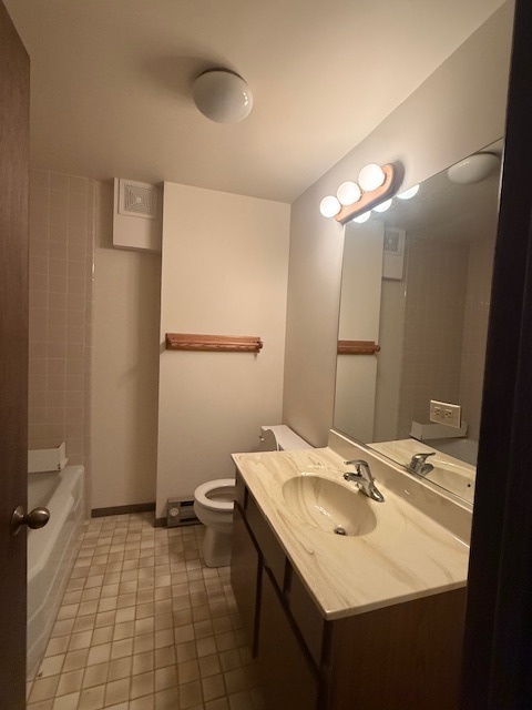 7 S County Street, Waukegan, IL 60085