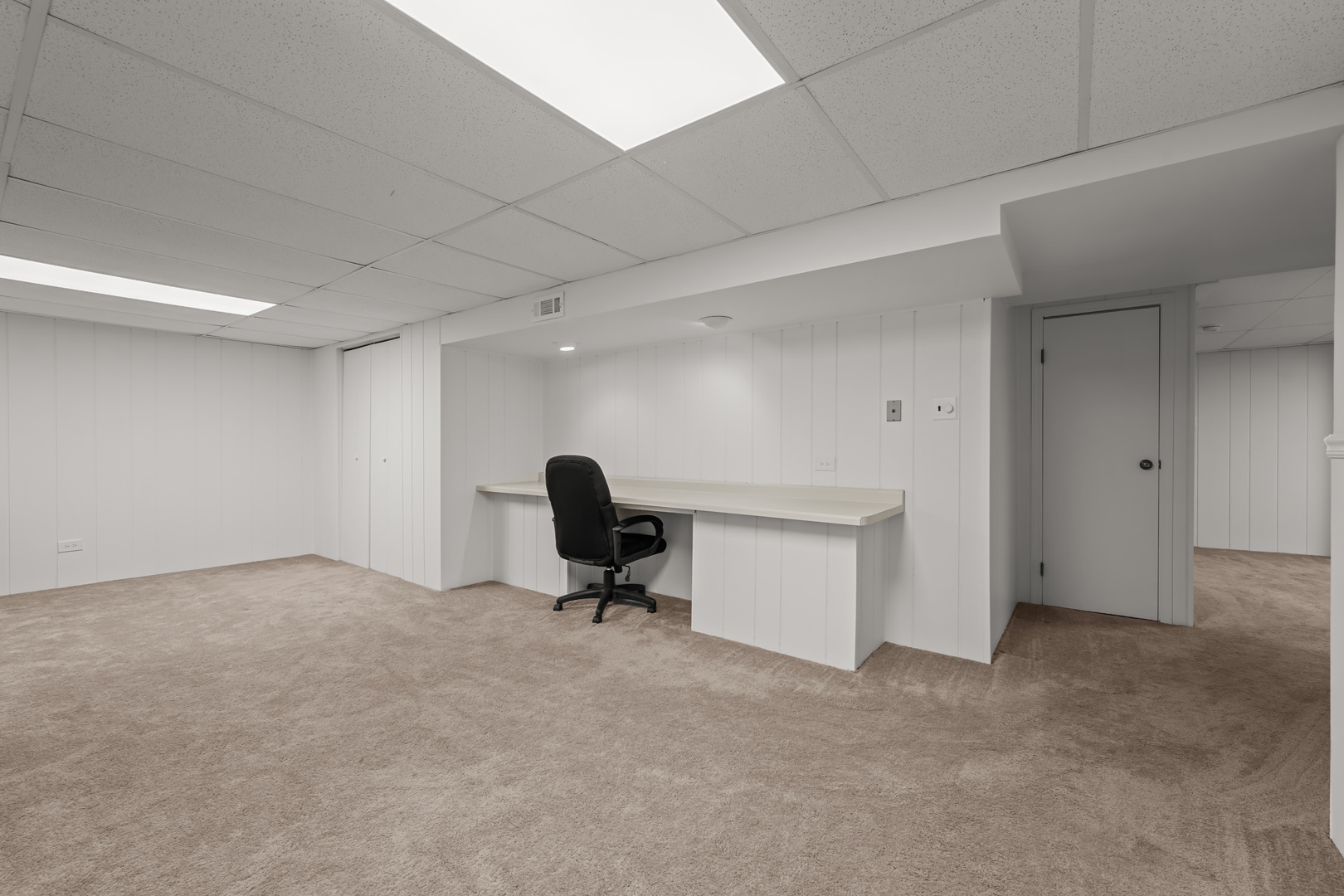 1300 Leawood Court, Naperville, IL 60564