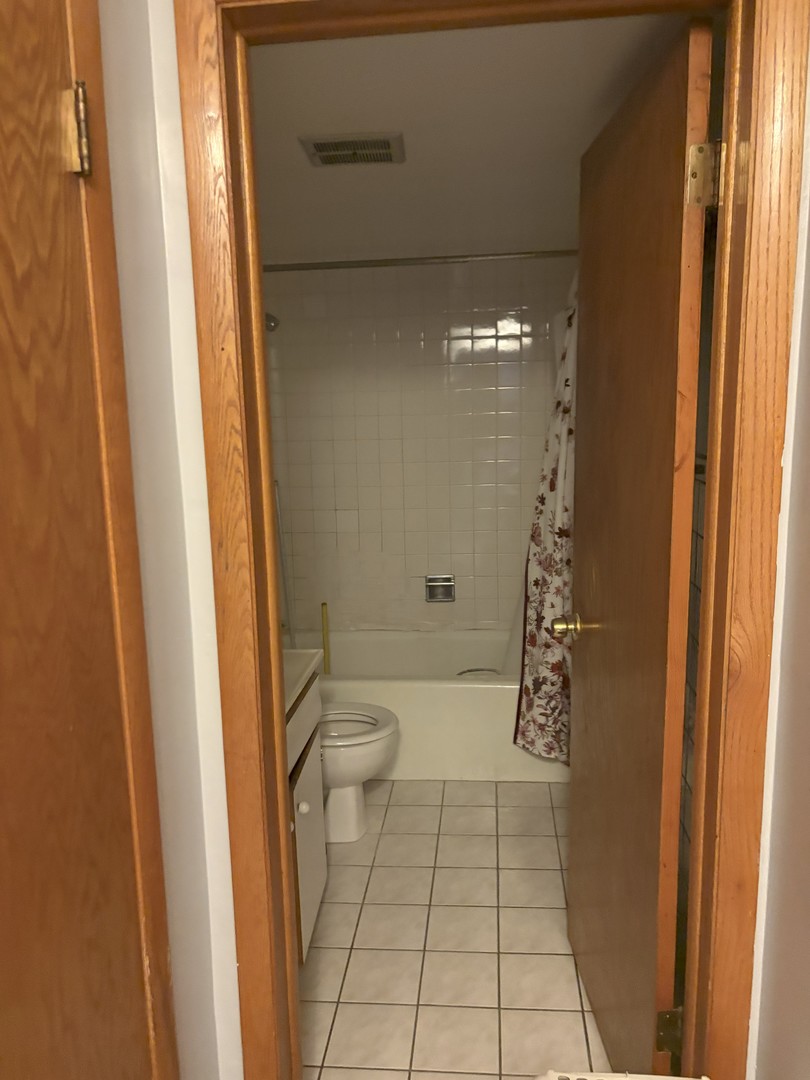 6556 W Barry Avenue #E, Chicago, IL 60634