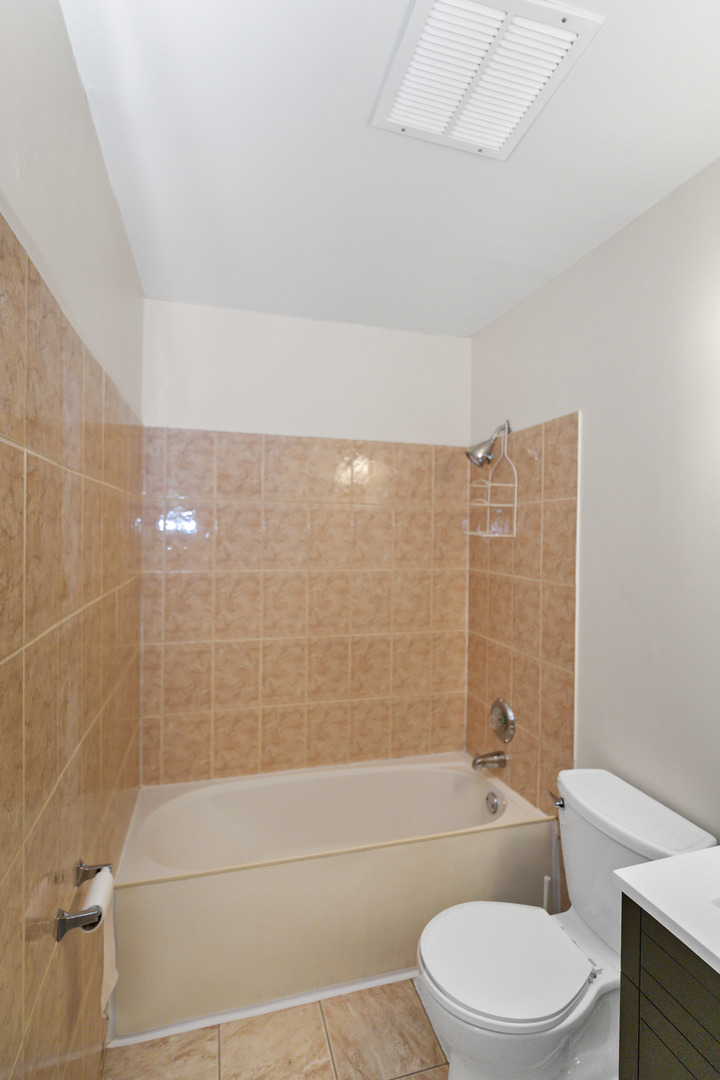 1085 Higgins Quarters Drive #104, Hoffman Estates, IL 60194