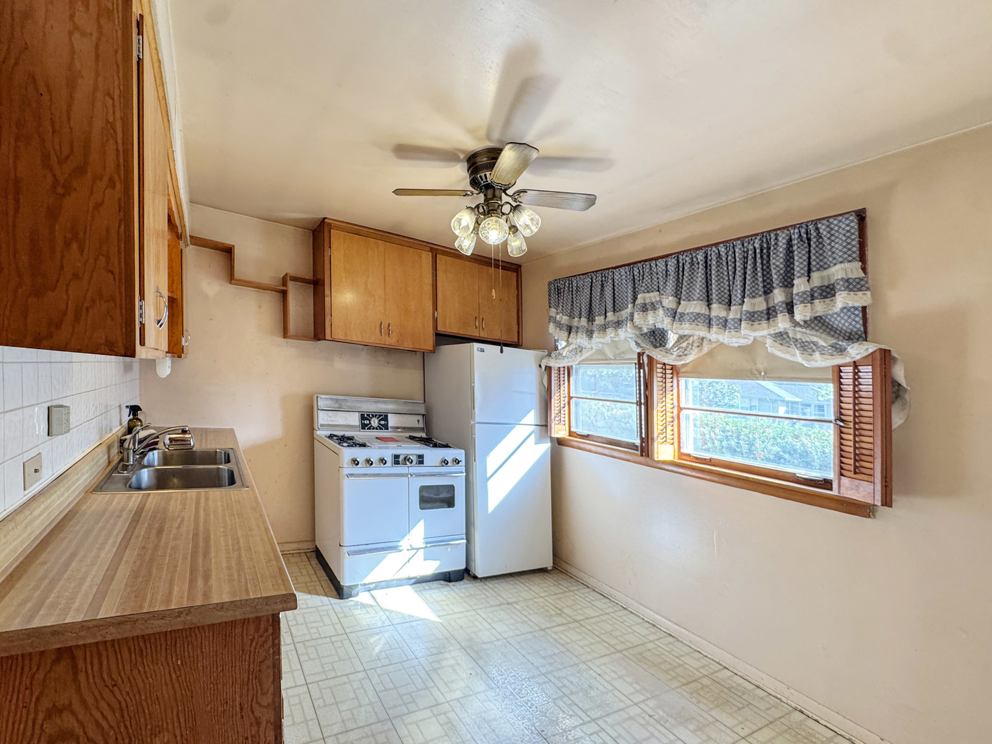 112 S Iowa Avenue, Addison, IL 60101