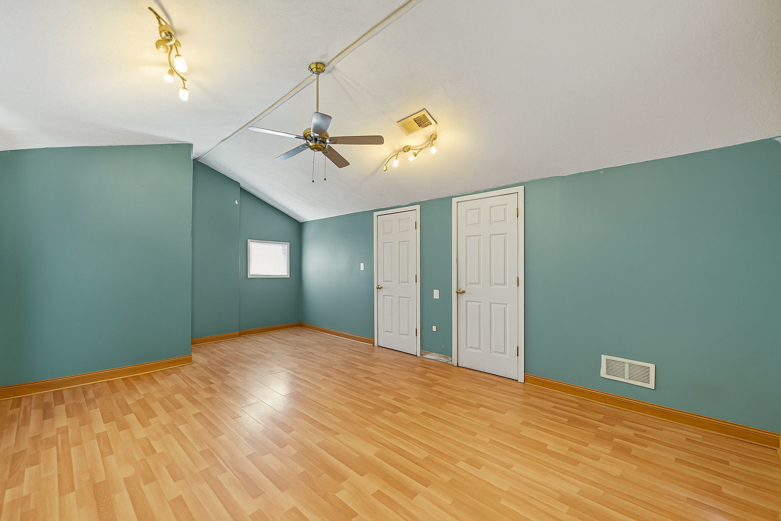 901 E Babcock Avenue, Addison, IL 60101