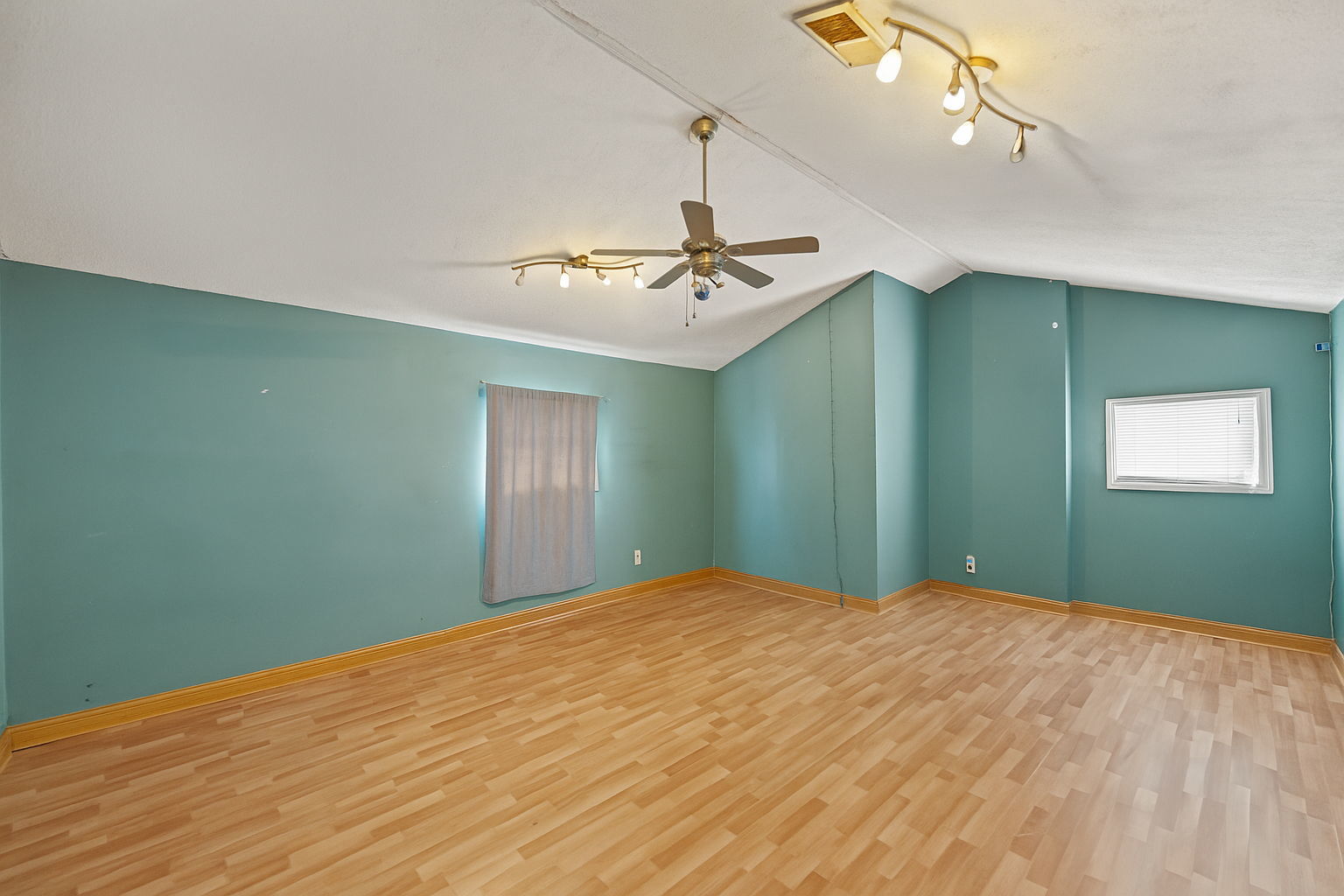 901 E Babcock Avenue, Addison, IL 60101