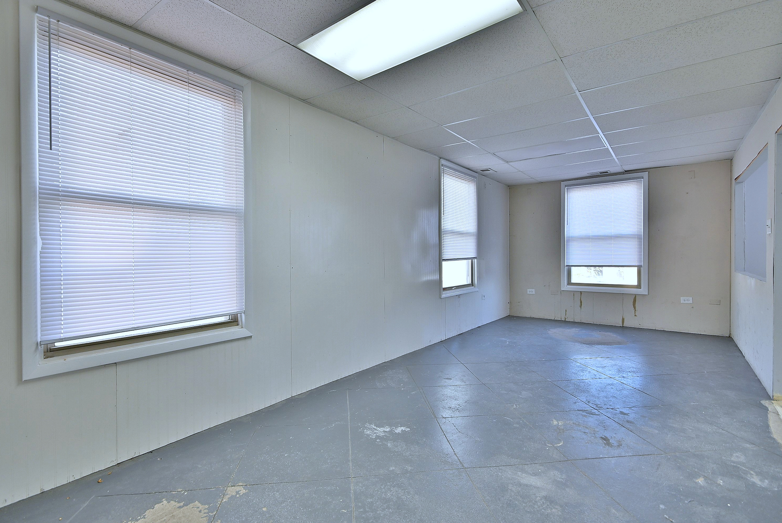 515 LUNT Avenue, Schaumburg, IL 60193