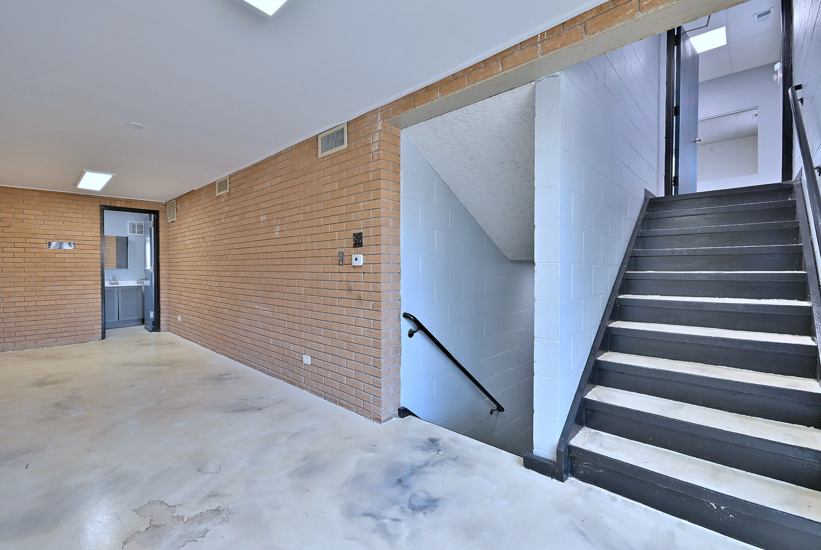 515 LUNT Avenue, Schaumburg, IL 60193