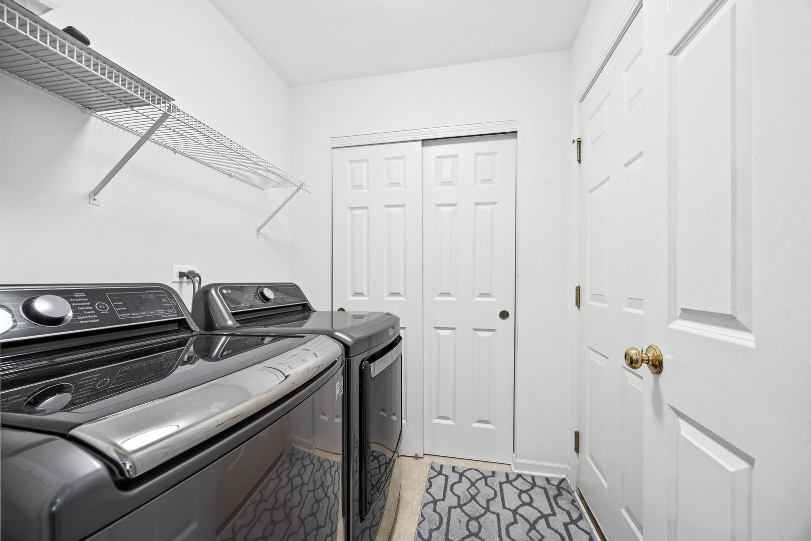 719 Pinecreek Drive, North Aurora, IL 60542