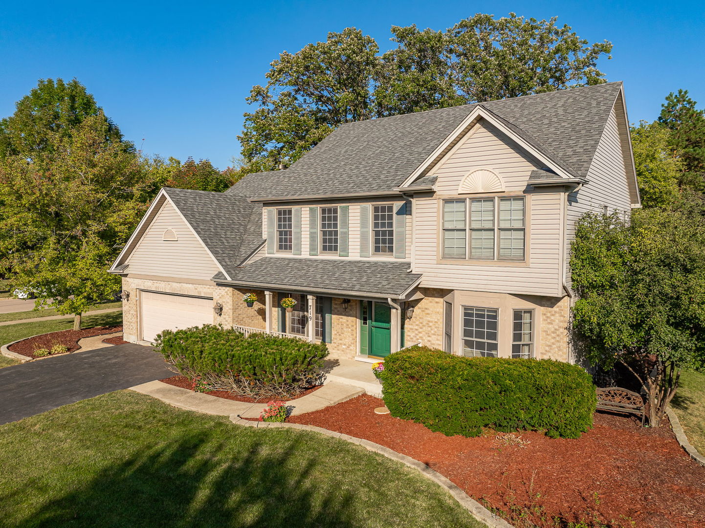 719 Pinecreek Drive, North Aurora, IL 60542