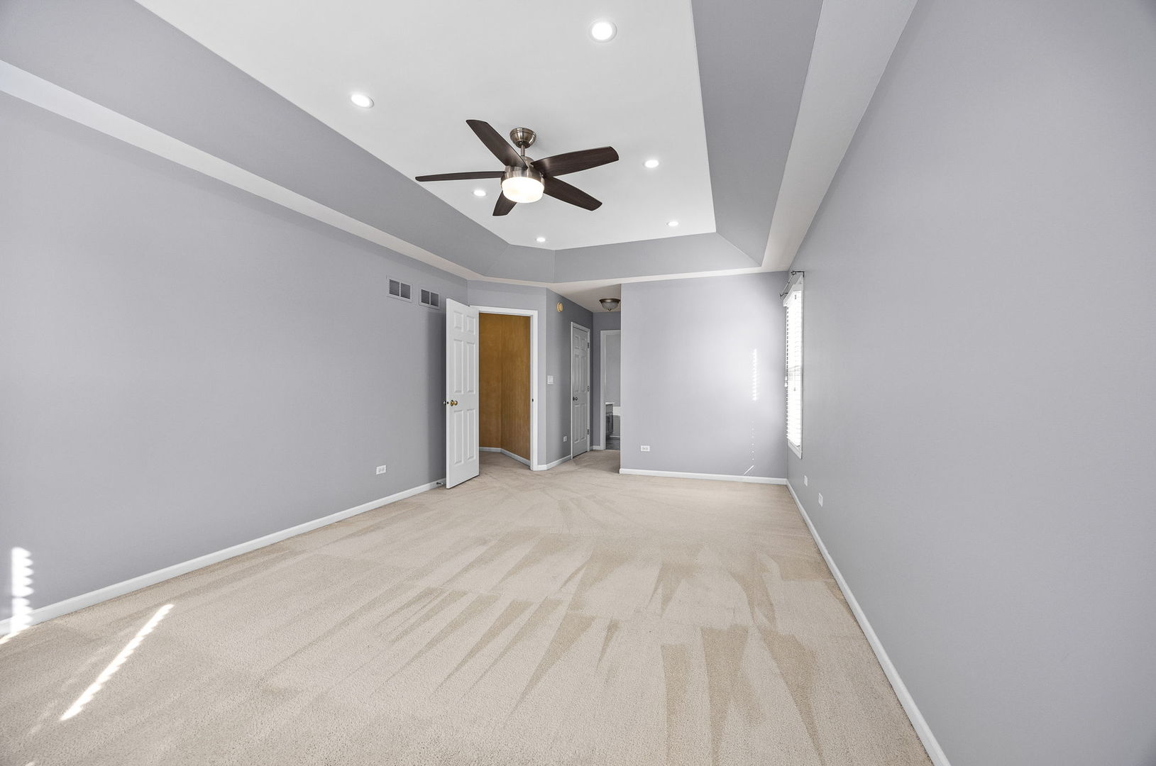 719 Pinecreek Drive, North Aurora, IL 60542