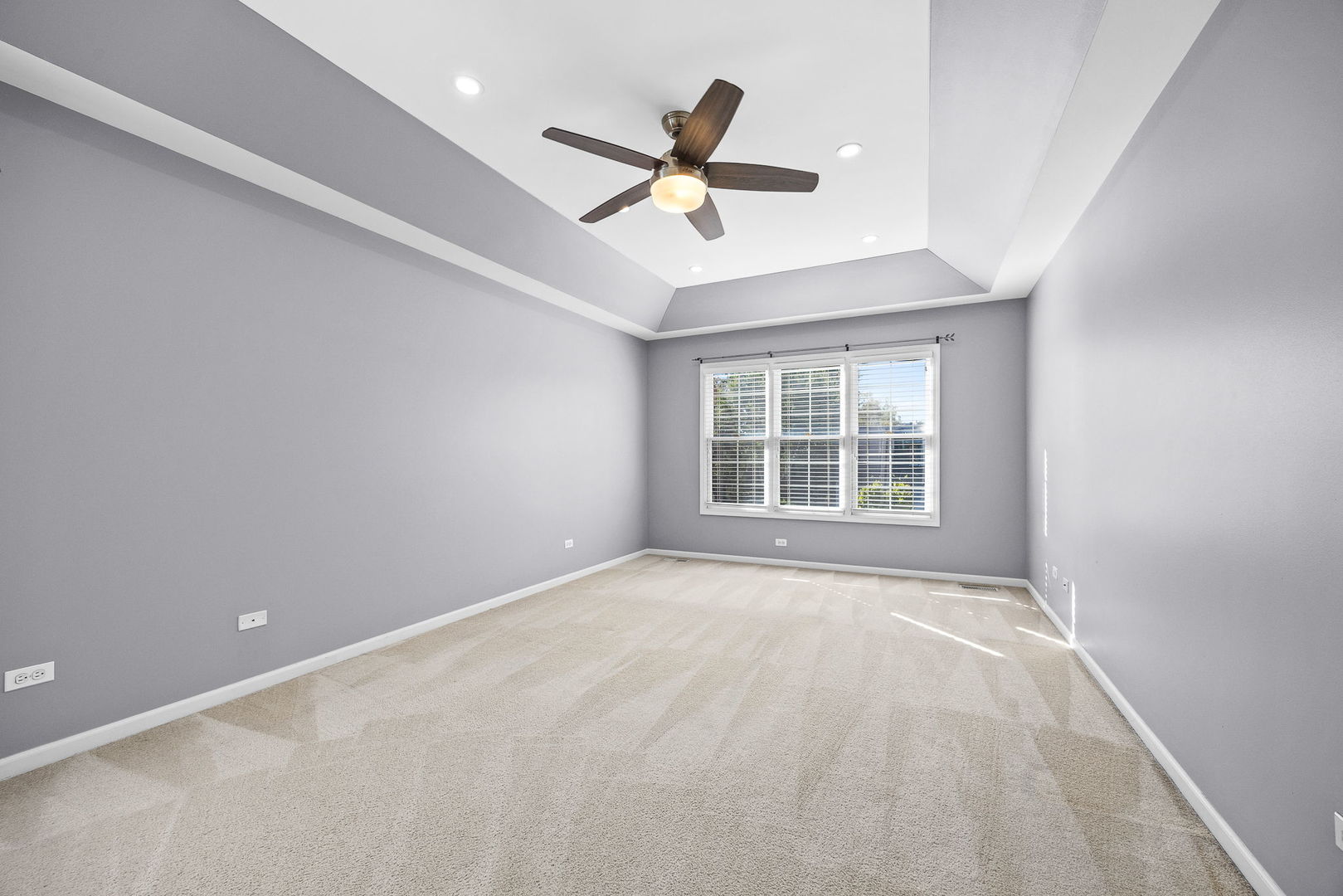 719 Pinecreek Drive, North Aurora, IL 60542