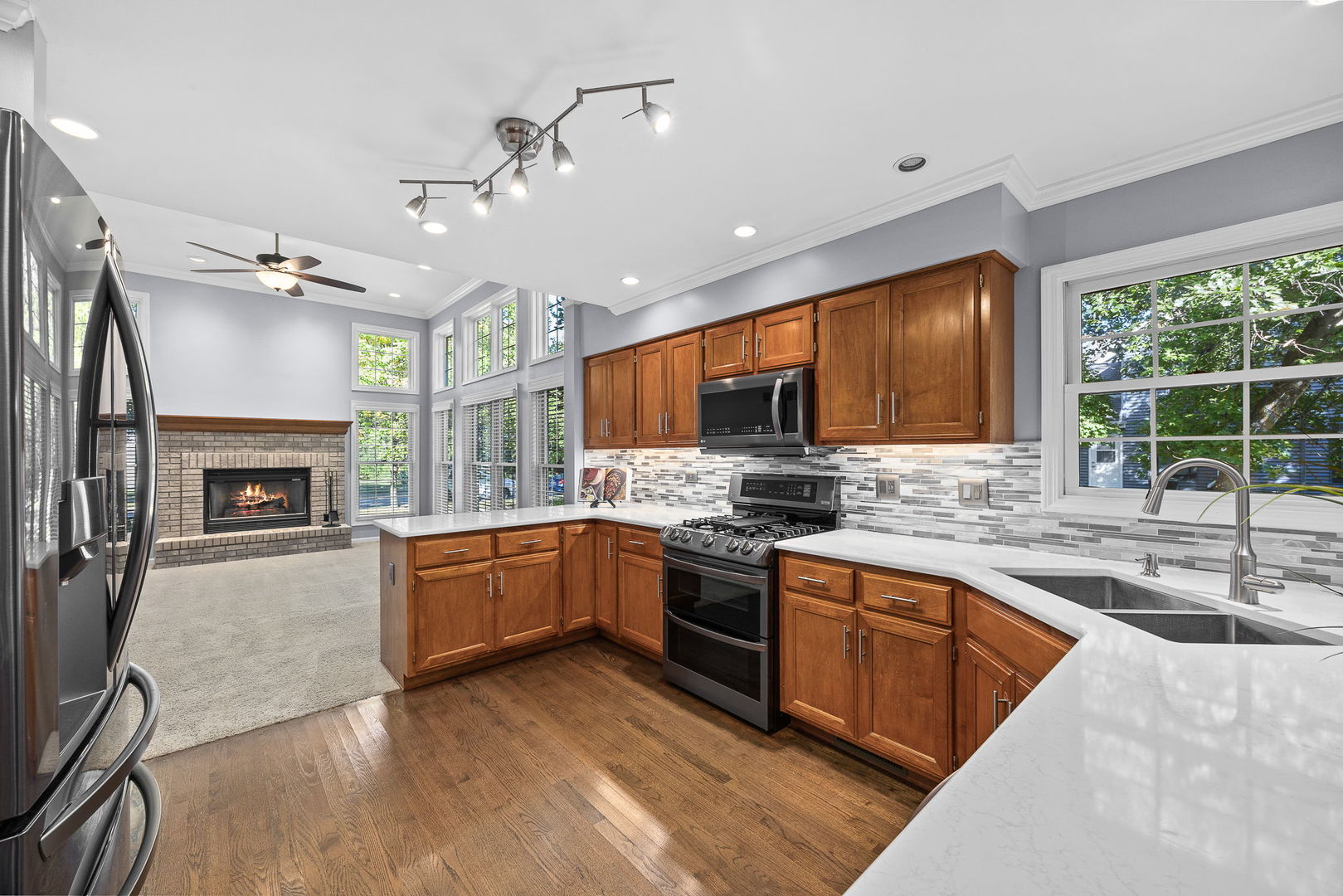 719 Pinecreek Drive, North Aurora, IL 60542