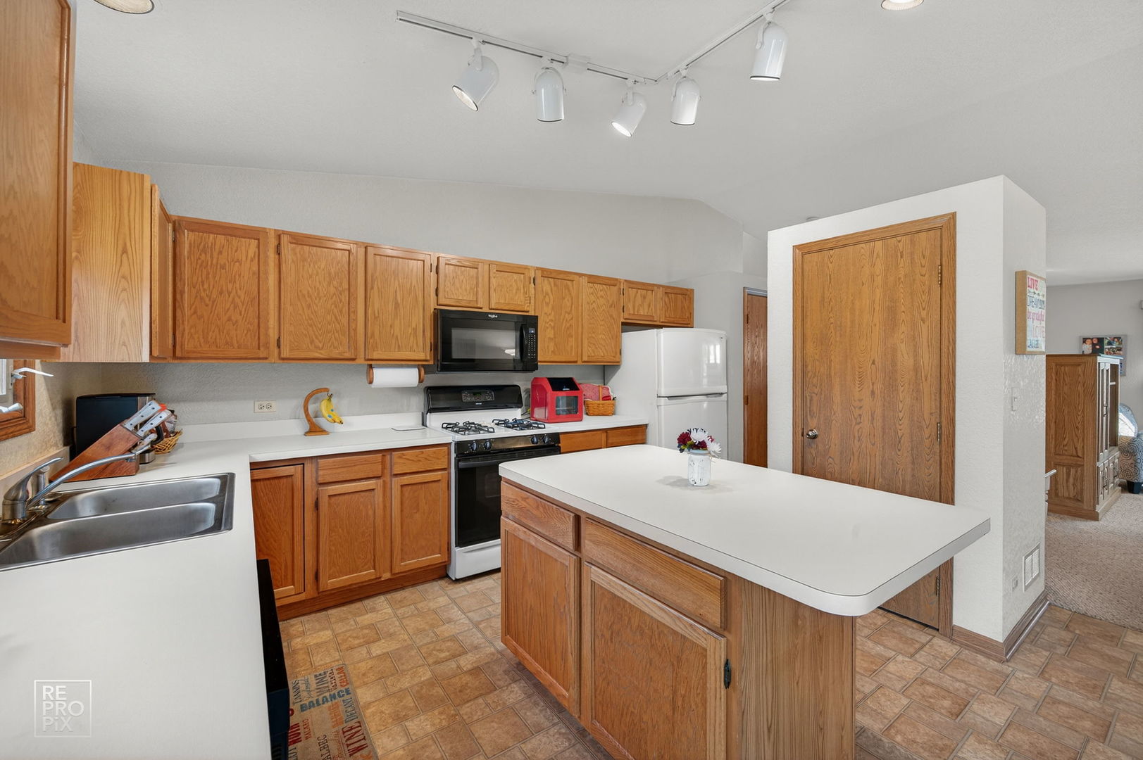 1624 Estes Avenue, Des Plaines, IL 60018