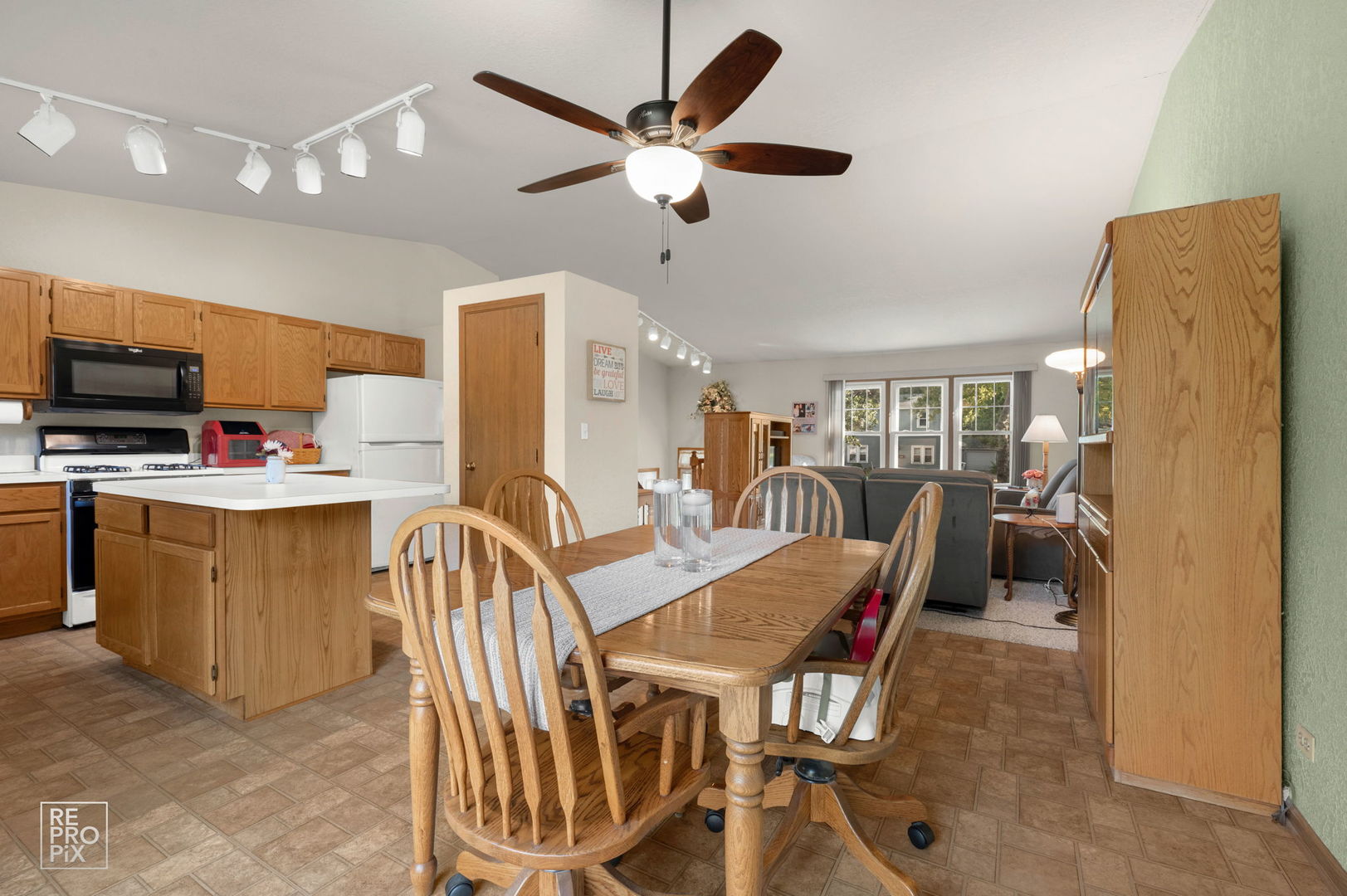 1624 Estes Avenue, Des Plaines, IL 60018