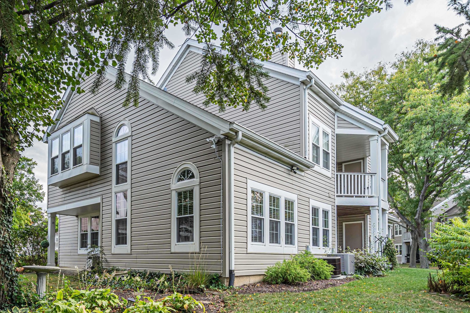 385 Wexford Court, Carol Stream, IL 60188