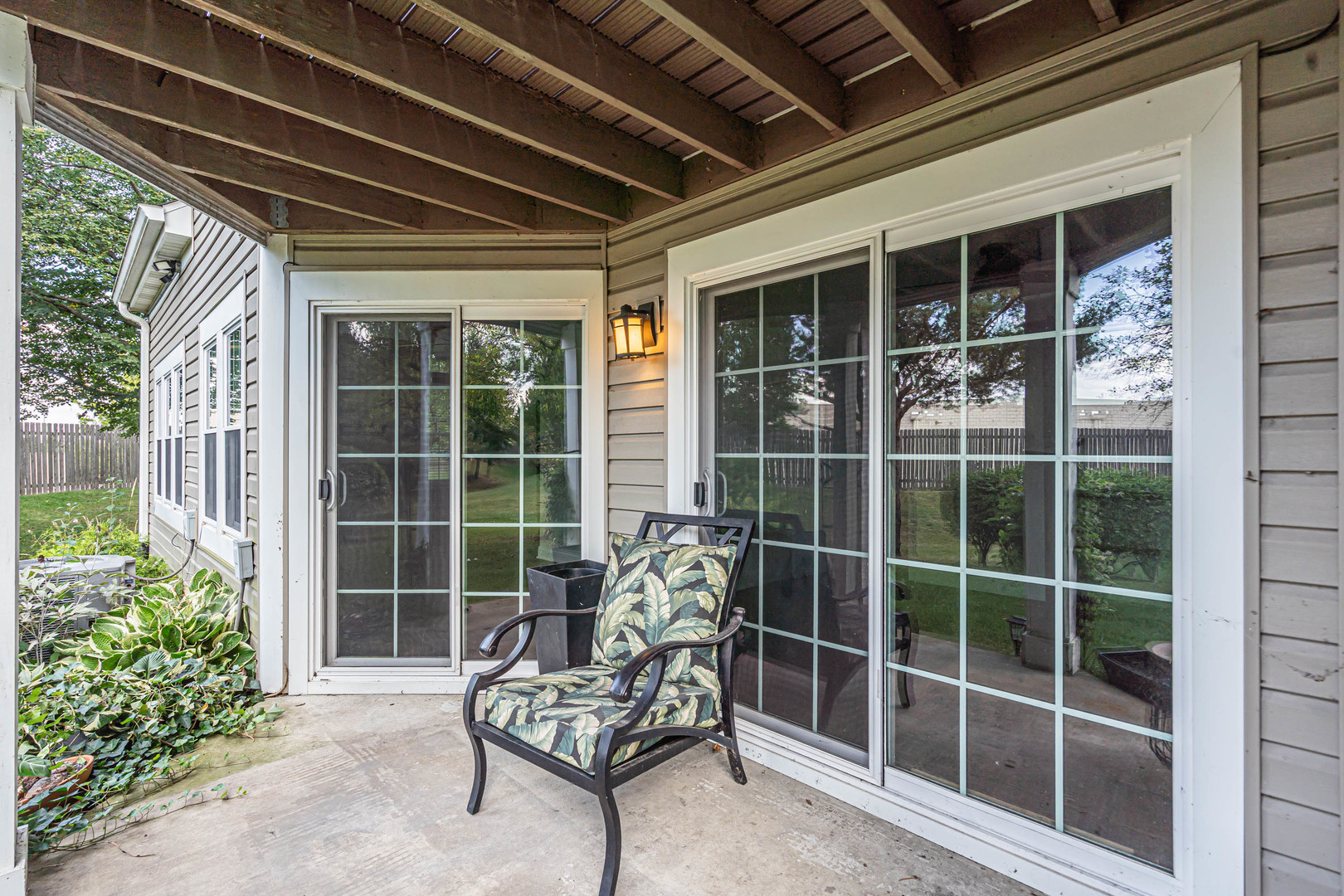 385 Wexford Court, Carol Stream, IL 60188