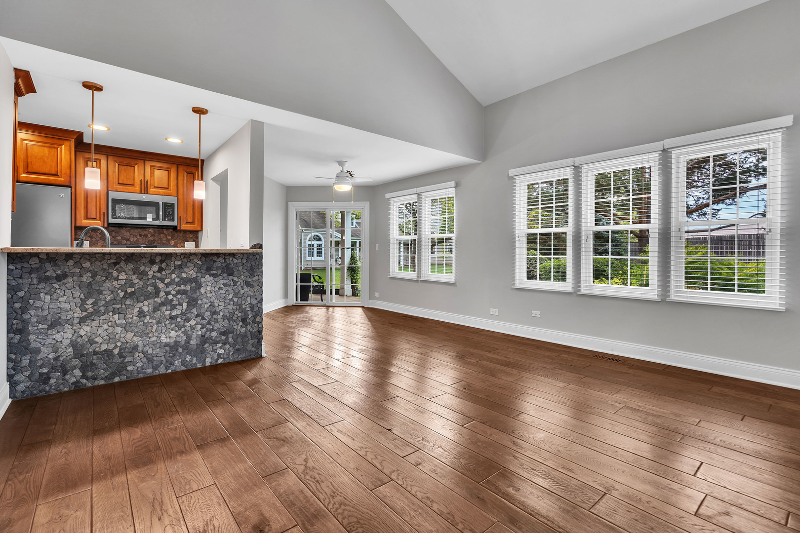 385 Wexford Court, Carol Stream, IL 60188