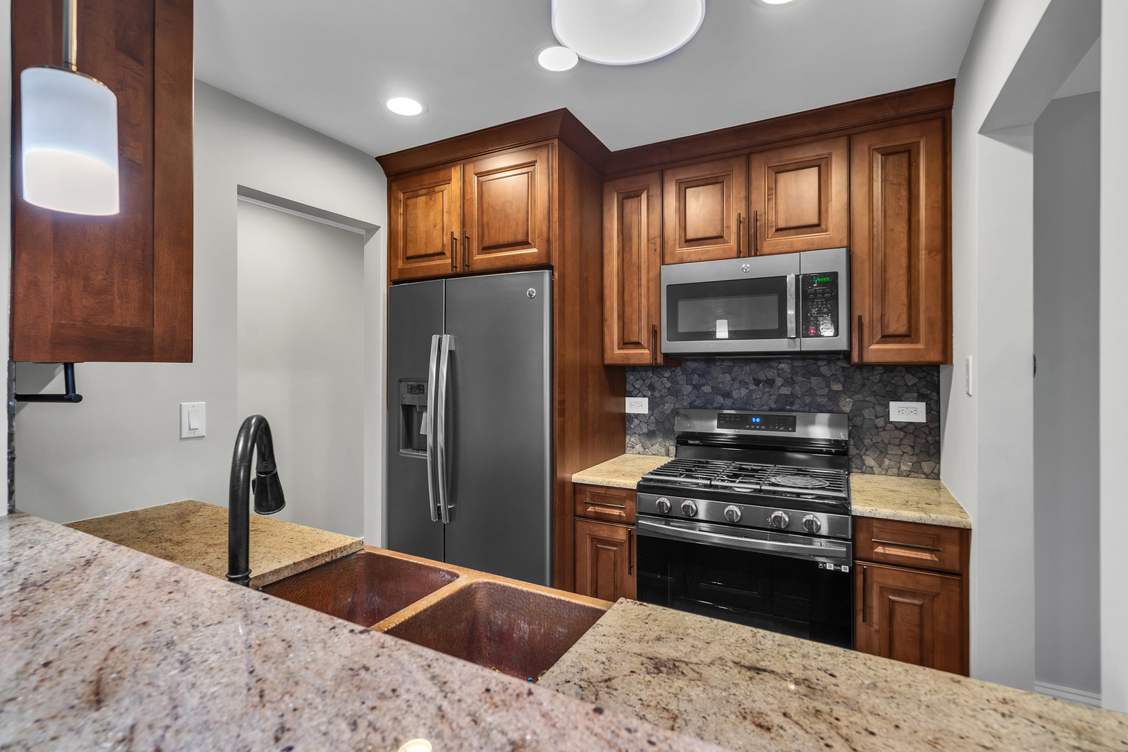 385 Wexford Court, Carol Stream, IL 60188