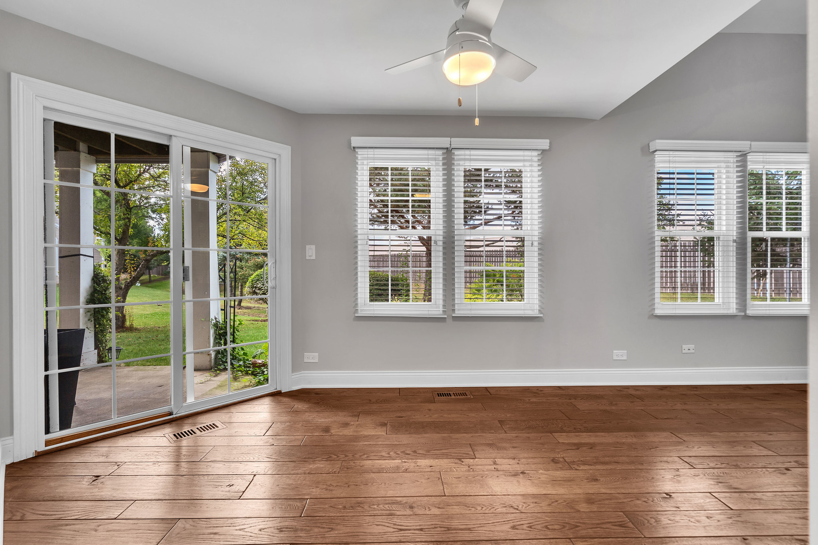 385 Wexford Court, Carol Stream, IL 60188