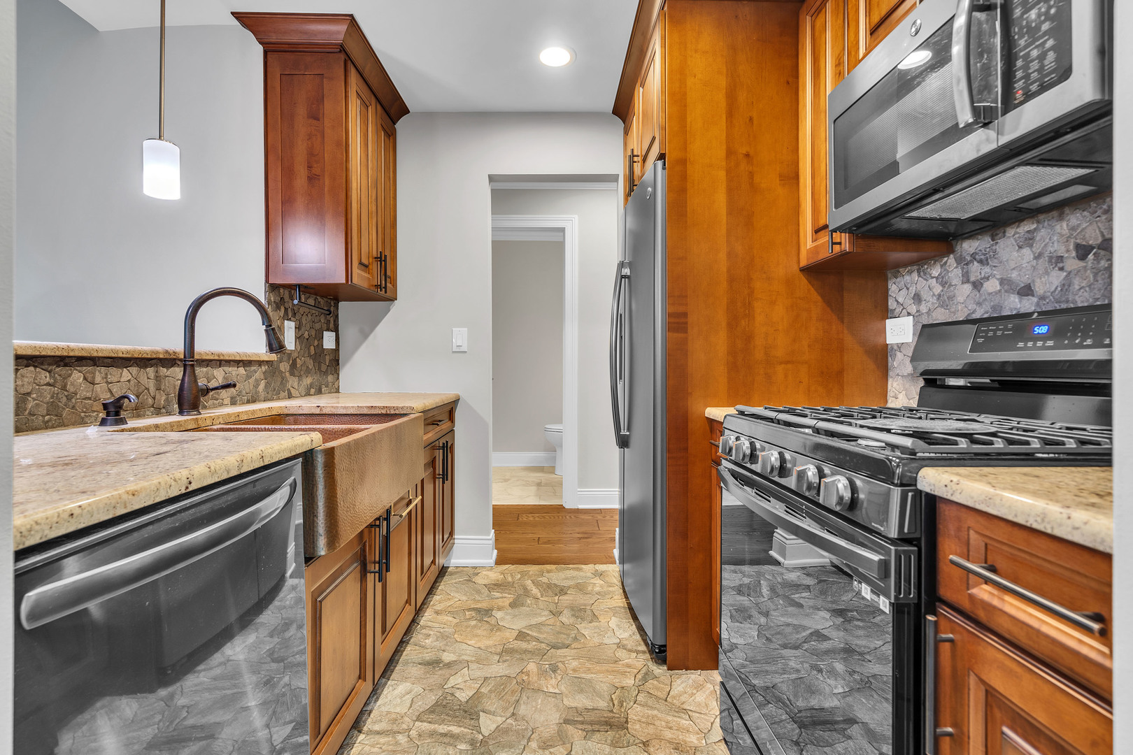 385 Wexford Court, Carol Stream, IL 60188