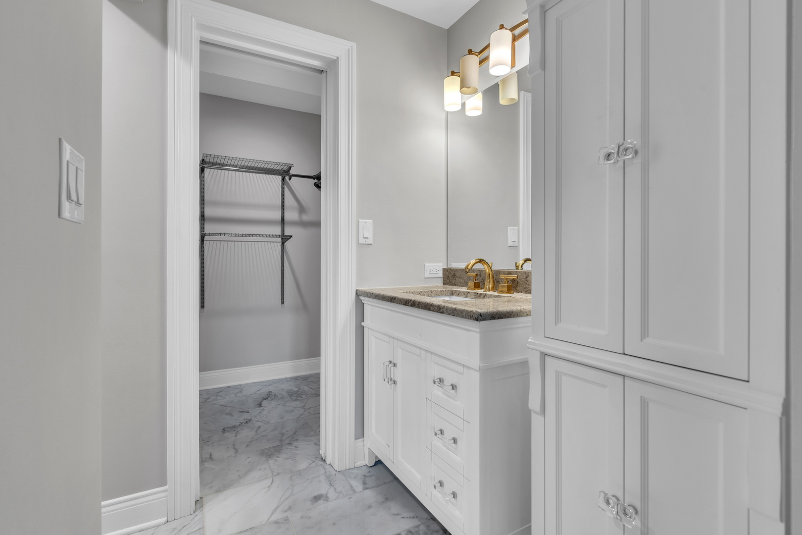 385 Wexford Court, Carol Stream, IL 60188