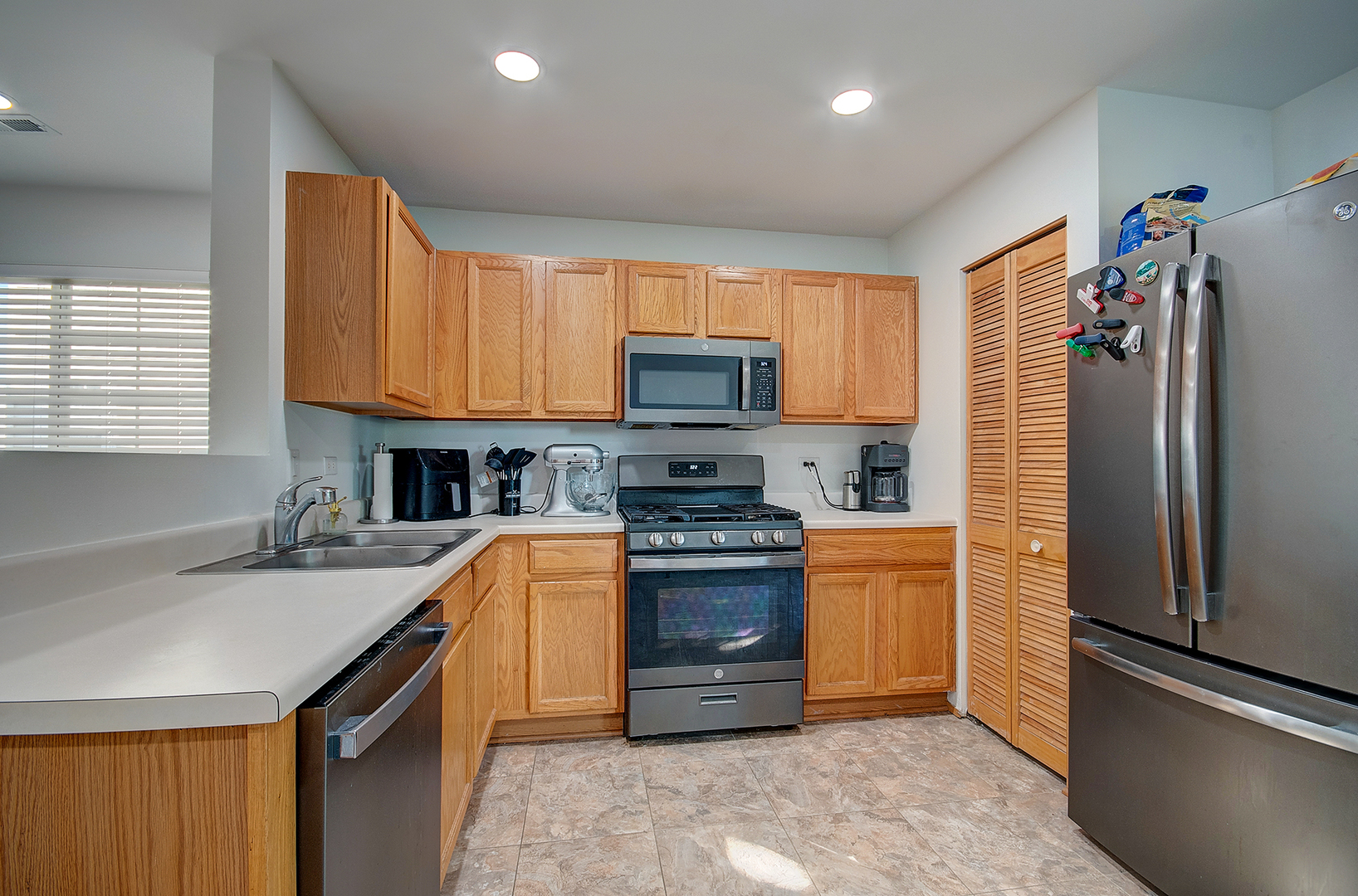 939 E Savannah Drive, Romeoville, IL 60446