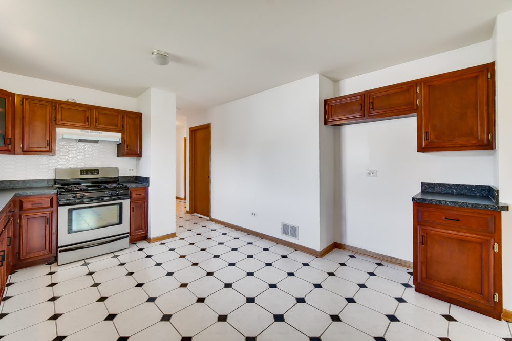 192 W 28th Street, South Chicago Heights, IL 60411