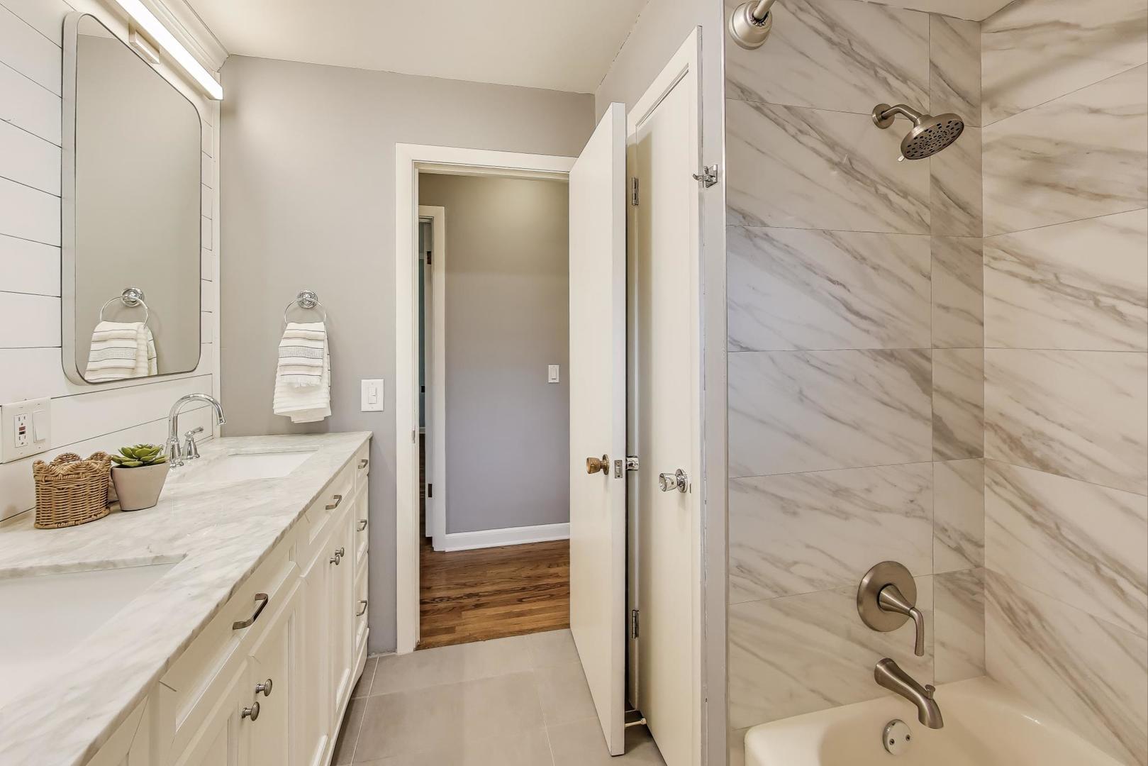 811 S Na Wa Ta Avenue, Mount Prospect, IL 60056