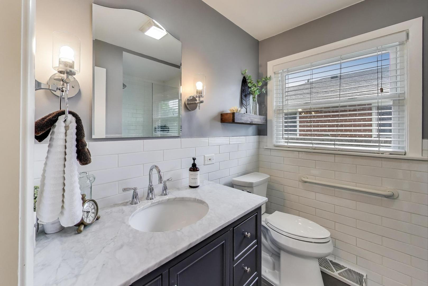 811 S Na Wa Ta Avenue, Mount Prospect, IL 60056